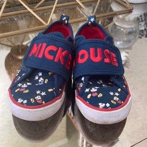 Kids sneakers size 2/3